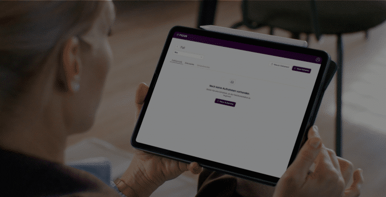 Eine Frau hält ein Tablet in der Hand und betrachtet die Benutzeroberfläche der Software Ficus Health. Auf dem Bildschirm ist die Startansicht mit dem Hinweis „Noch keine Aufnahmen vorhanden“ sowie der Schaltfläche „+ Neue Aufnahme“ zu sehen. Die Szene vermittelt eine moderne, digitale Arbeitsumgebung im medizinischen oder klinischen Kontext.