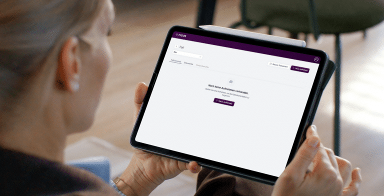 Eine Frau hält ein Tablet in der Hand und betrachtet die Benutzeroberfläche der Software Ficus Health. Auf dem Bildschirm ist die Startansicht mit dem Hinweis „Noch keine Aufnahmen vorhanden“ sowie der Schaltfläche „+ Neue Aufnahme“ zu sehen. Die Szene vermittelt eine moderne, digitale Arbeitsumgebung im medizinischen oder klinischen Kontext.