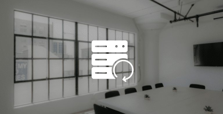 Weißer Speicher-Icon vor einem Büro als Hintergrundbild